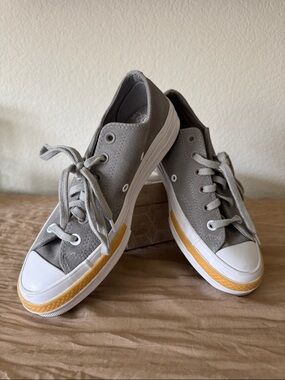 Converse Gray Low-Top Suede Sneakers Chuck Taylor’s Womens Size 8